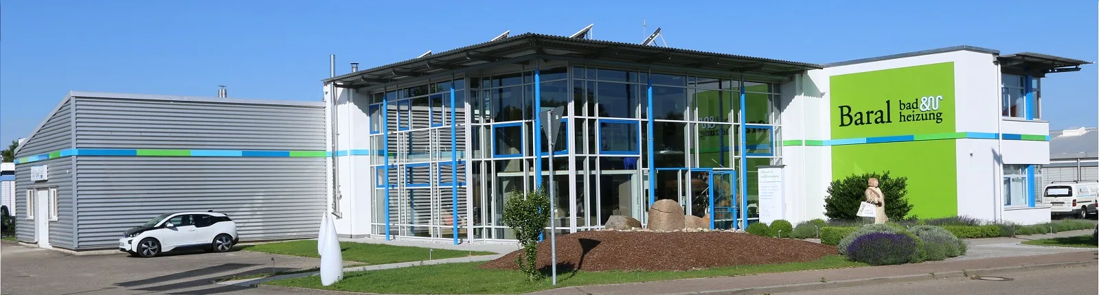 Firmengebäude Baral unter blauen Himmel.