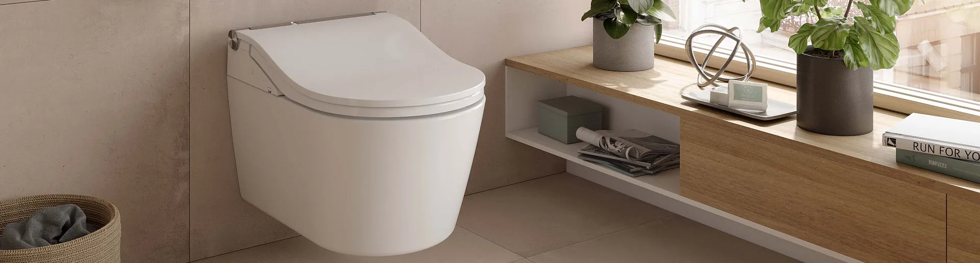 Ein wandhängendes Toto RW WC mit geschwungener, glatter Form und geschlossenem Deckel, vor einer beigen Wand und neben einem Holzbord mit Dekorationen.