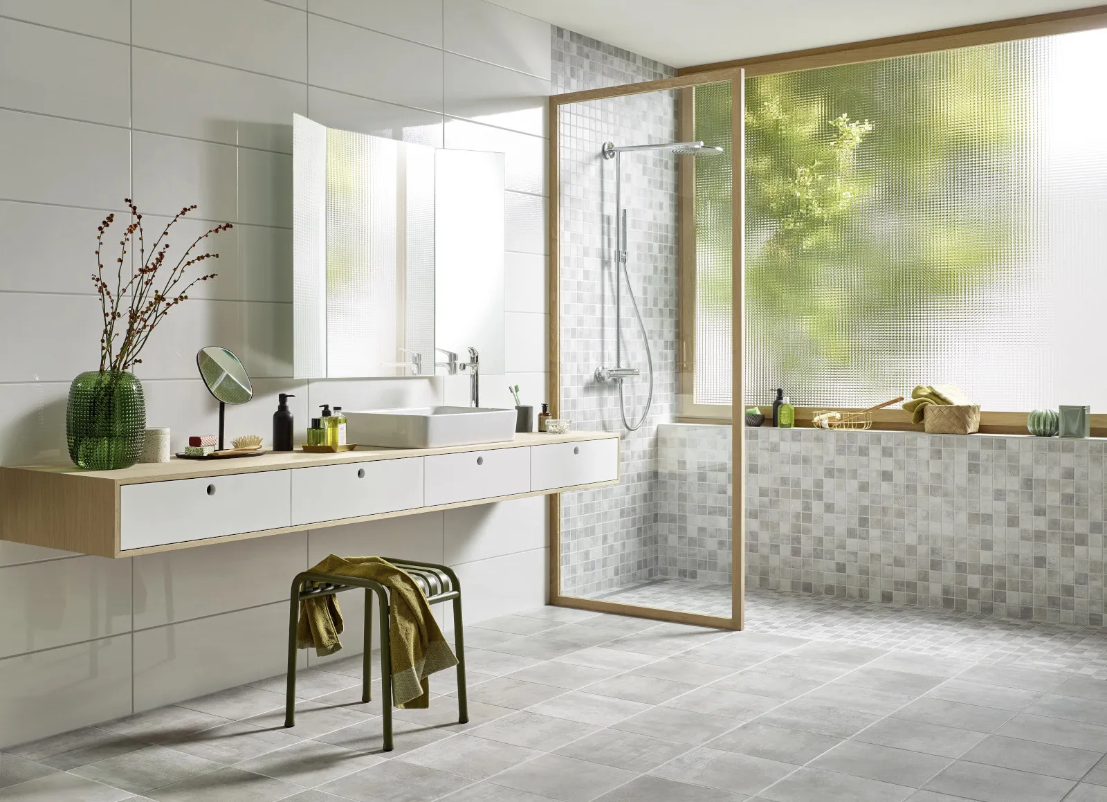 Badezimmer mit Fliesen in Zement-Optik.