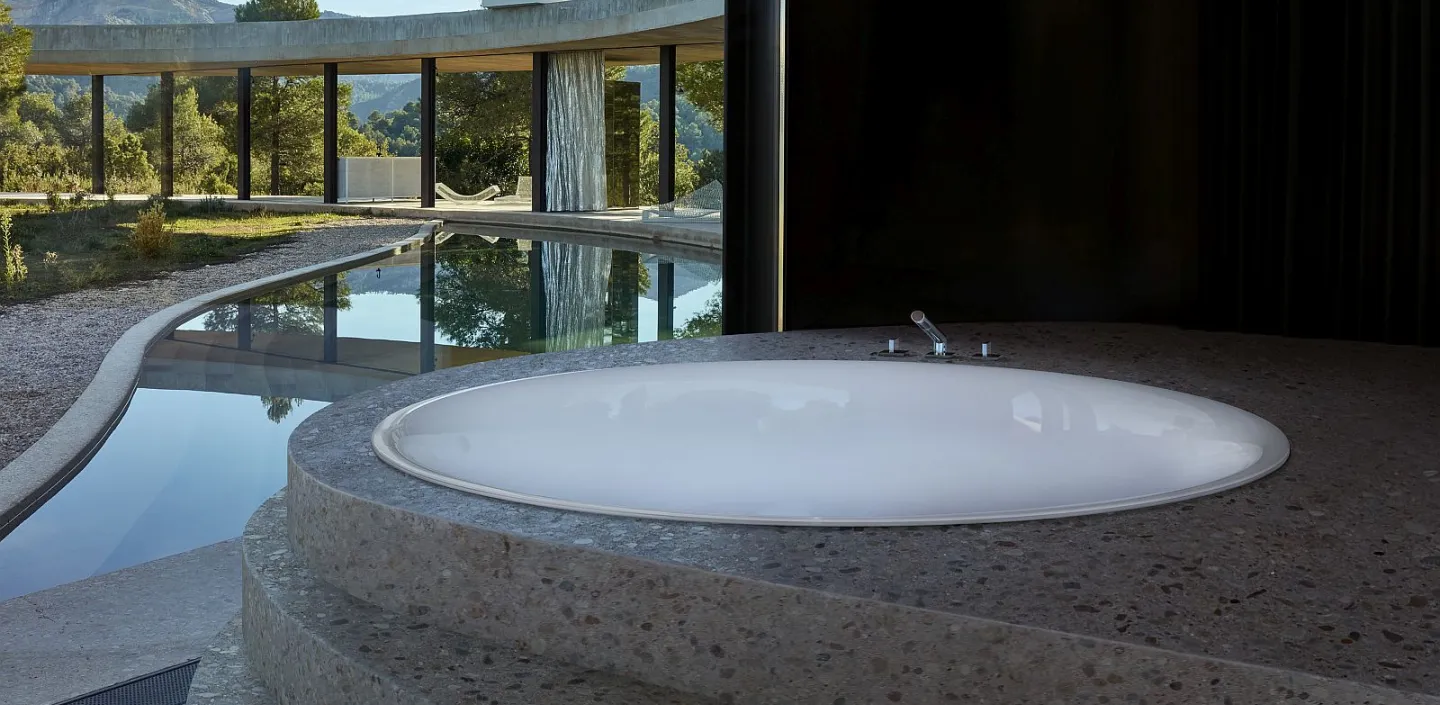 Badewanne BettePond in Beton eingelassen mit Blick nach draußen