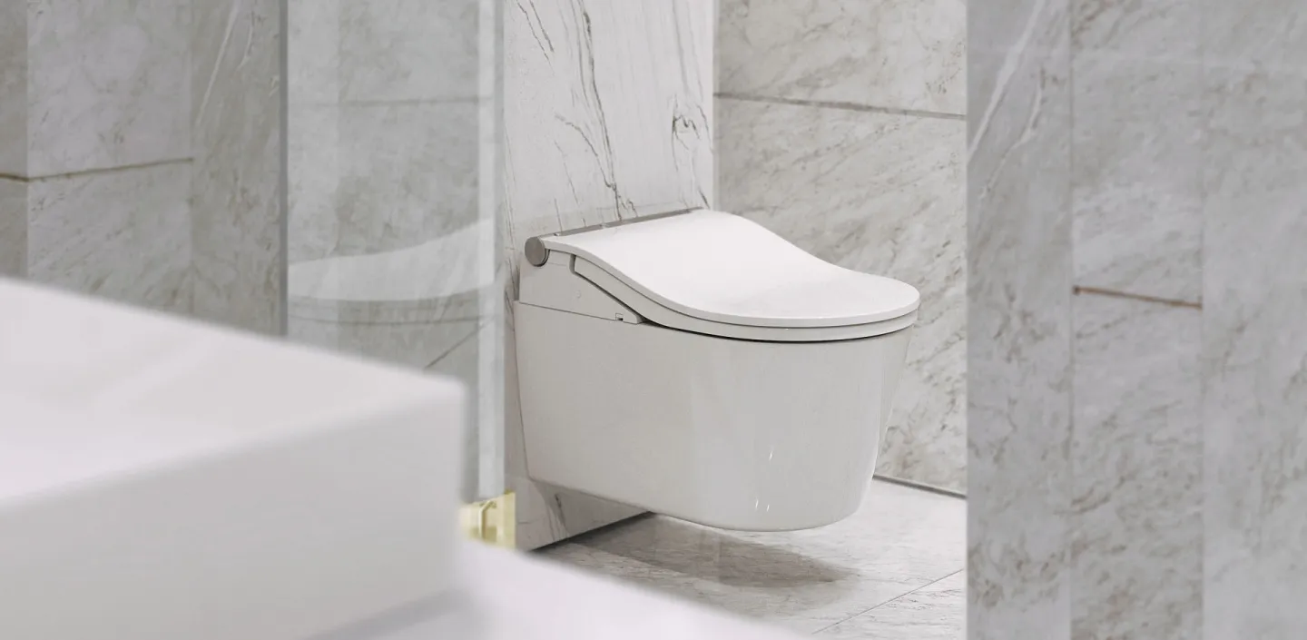 Ein wandhängendes WC der Marke Toto RW in einem Badezimmer mit Wänden und Boden aus weißem Marmor.