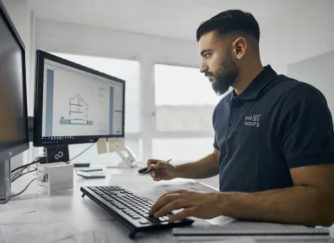 Technischer Systemplaner und Projektleiter Heizung im Büro bei der Planung von energieeffizienten Heizungssystemen.