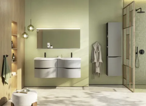 Dieses Planungsbeispiel von burgbad sinea 3.0 zeigt ein perfekt abgestimmtes Badezimmer mit hellgrüner Wandfarbe, stilvollen Leuchten und minimalistischen Möbeln.