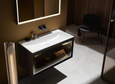 Hochwertiger Waschplatz der Serie Vitrium von Duravit mit charakteristischen Metallrahmen.erner.