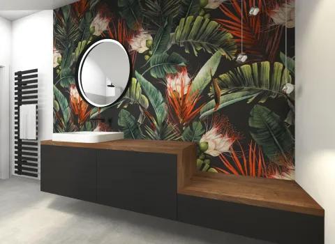 Elegantes Badezimmer mit tropischer Pflanzen-Fototapete, Holzwaschtisch und rundem Spiegel.