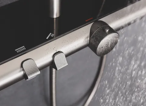 Detailansicht der Bedientasten und Temperaturregelung des AquaXPro 200 Thermostats in Gunmetal.