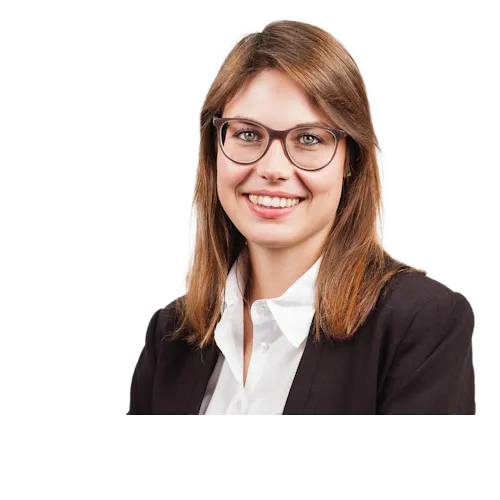 Alisa Meier, Mitarbeiterin der Firma Baral, vor neutralen Hintergrund.