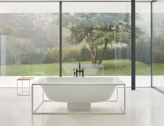 Badewanne BetteLux Weiß mit weißem Rahmen mit Gartenblick