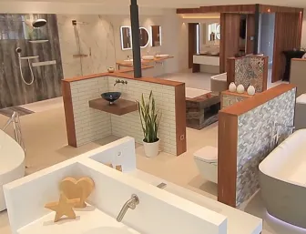 Ein großzügiger Ausstellungsraum für Badezimmerdesigns zeigt verschiedene moderne Badewannen, Duschkabinen und Waschtische in einem offenen Layout.