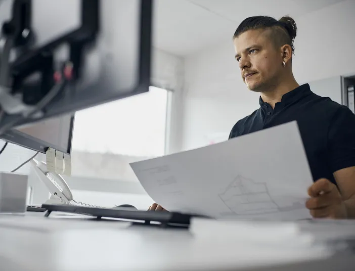 Projektleiter Heizung bei der Planung von energieeffizienten Heizungssystemen.